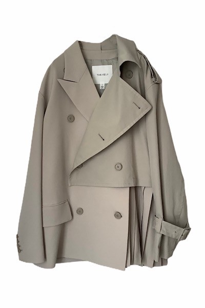 PLEATS PANEL SHORT TRENCH COAT [GREIGE]