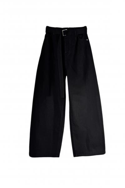 BELTED DENIM BARREL JEANS [BLACK]